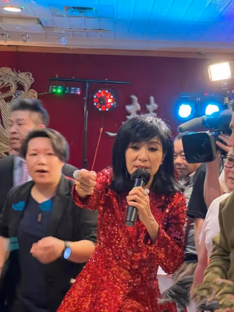 米雪現身加拿大商演撈金，收多位金主紅包，被曝12年前出場費25萬