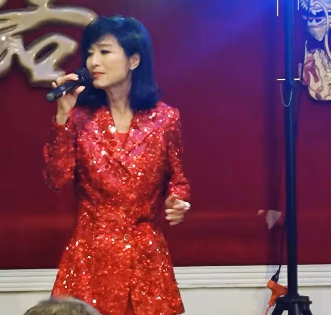 米雪現身加拿大商演撈金，收多位金主紅包，被曝12年前出場費25萬
