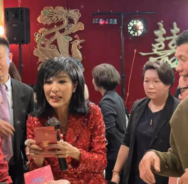 米雪現身加拿大商演撈金，收多位金主紅包，被曝12年前出場費25萬