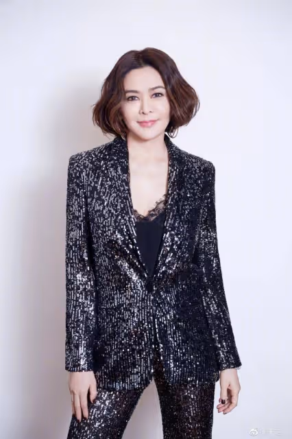 58歲關之琳大眼睛變成三角眼，雖單身一人無兒無女，卻是十足富婆