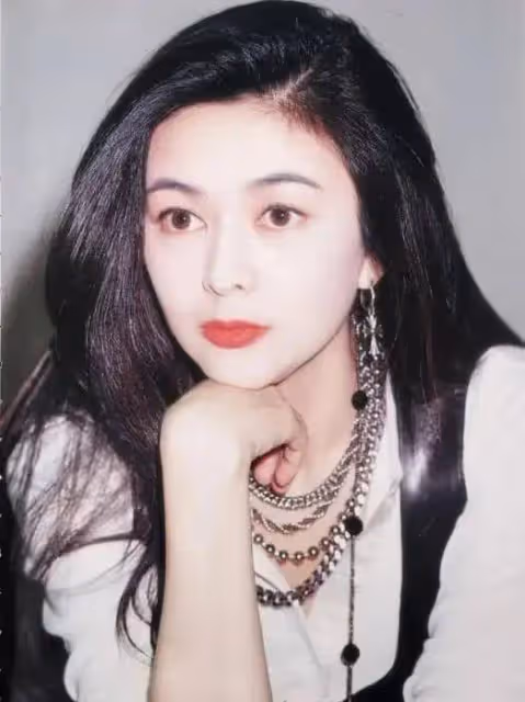 58歲關之琳大眼睛變成三角眼,雖單身一人無兒無女,卻是十足富婆