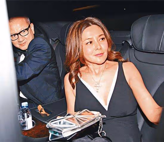 58歲關之琳大眼睛變成三角眼,雖單身一人無兒無女,卻是十足富婆