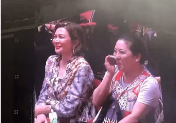 58歲關之琳大眼睛變成三角眼,雖單身一人無兒無女,卻是十足富婆