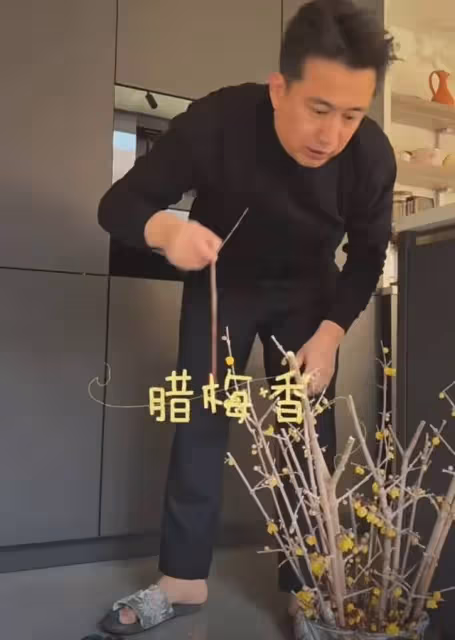 黃磊陪孩子們吃早餐，多妹化煙燻妝戲精上身，多多吃薯條蘸冰淇淋