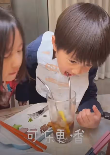 黃磊陪孩子們吃早餐，多妹化煙燻妝戲精上身，多多吃薯條蘸冰淇淋