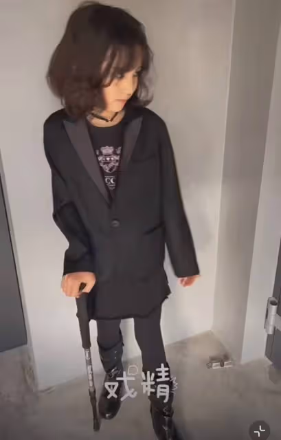 黃磊陪孩子們吃早餐，多妹化煙燻妝戲精上身，多多吃薯條蘸冰淇淋