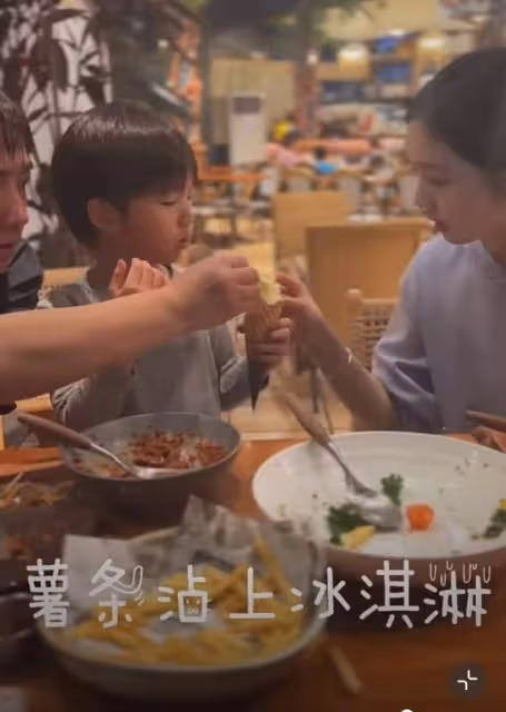 黃磊陪孩子們吃早餐，多妹化煙燻妝戲精上身，多多吃薯條蘸冰淇淋