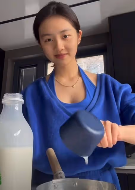 黃磊陪孩子們吃早餐，多妹化煙燻妝戲精上身，多多吃薯條蘸冰淇淋