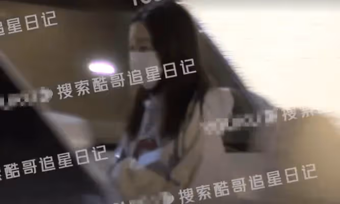 周冬雨與馬思純深夜約飯,小馬哥瘦身有成,小黃鴨戀愛後狀態佳