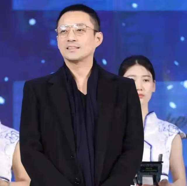汪小菲曬照與靚女同行，目不斜視有定力，被指瘦成六小齡童