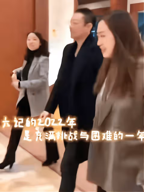汪小菲曬照與靚女同行，目不斜視有定力，被指瘦成六小齡童
