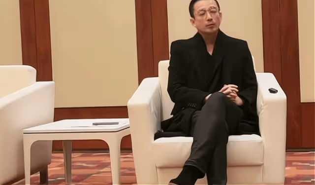 汪小菲曬照與靚女同行，目不斜視有定力，被指瘦成六小齡童