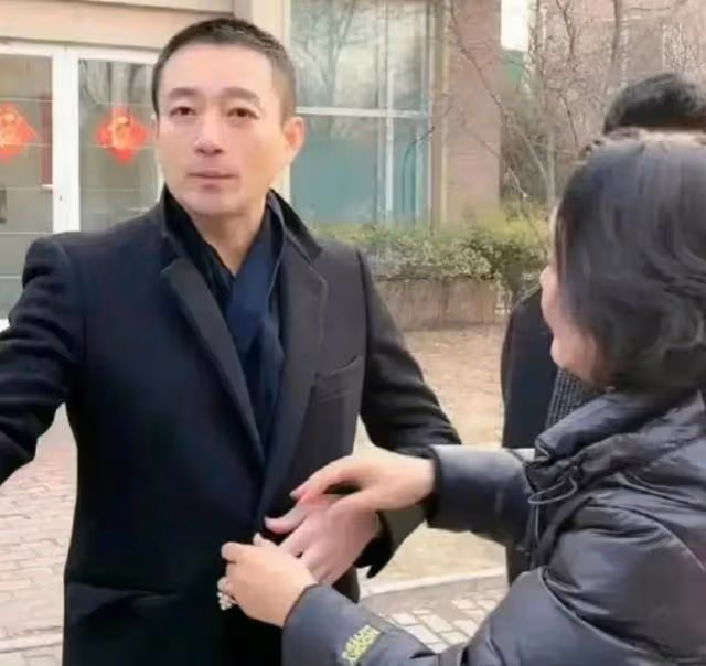 汪小菲曬照與靚女同行，目不斜視有定力，被指瘦成六小齡童