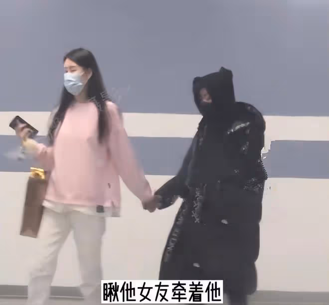 王寶強和女友馮清一起現身,兩人呈現最萌身高差,就像媽媽和兒子