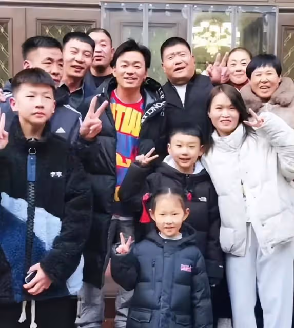 王寶強和女友馮清一起現身,兩人呈現最萌身高差,就像媽媽和兒子