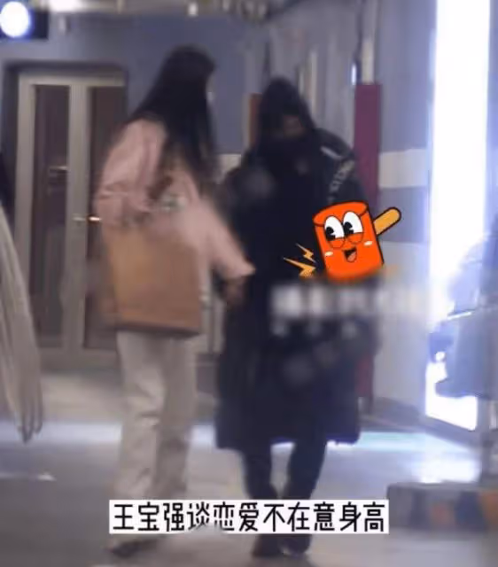 王寶強與女友開豪車出街,男方身高僅達馮清肩部,牽手同行如母子