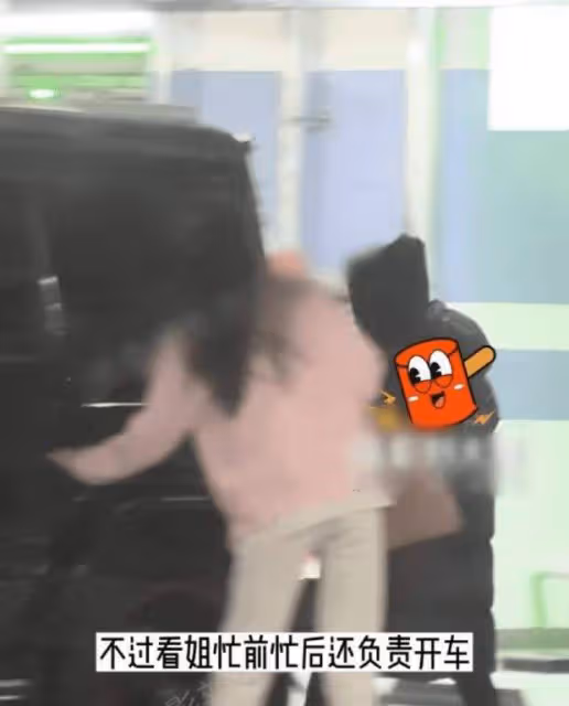 王寶強與女友開豪車出街,男方身高僅達馮清肩部,牽手同行如母子