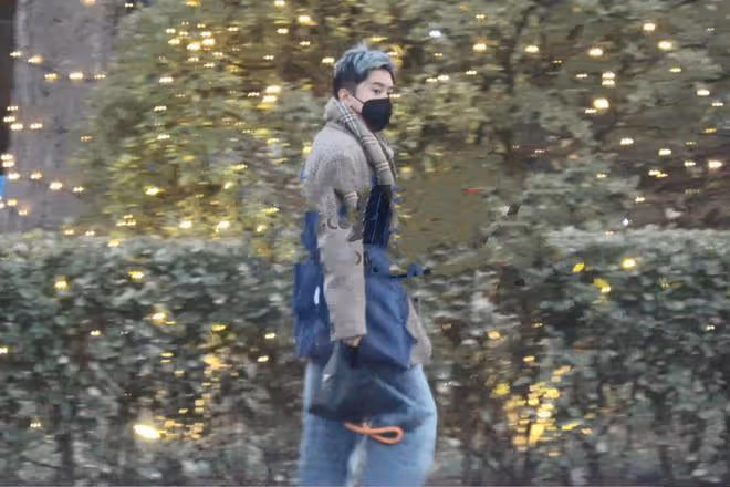 53歲歌手毛寧罕現身,漂染頭髮駕豪車生活愜意,曾因吸毒自毀前程