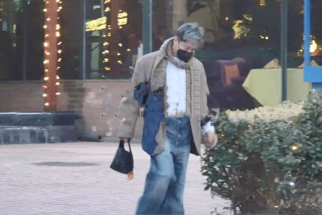 53歲歌手毛寧罕現身,漂染頭髮駕豪車生活愜意,曾因吸毒自毀前程