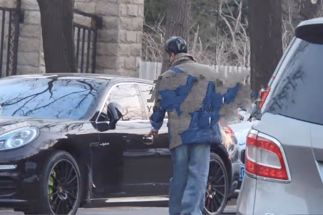 53歲歌手毛寧罕現身,漂染頭髮駕豪車生活愜意,曾因吸毒自毀前程