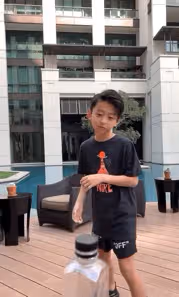 張柏芝與次子花式擺拍,12歲小Q身高猛長超媽媽,越來越像謝霆鋒