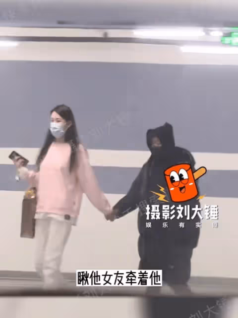 王寶強：和女友罕見同框，身高差距有點萌，就像帶小孩子散步一樣