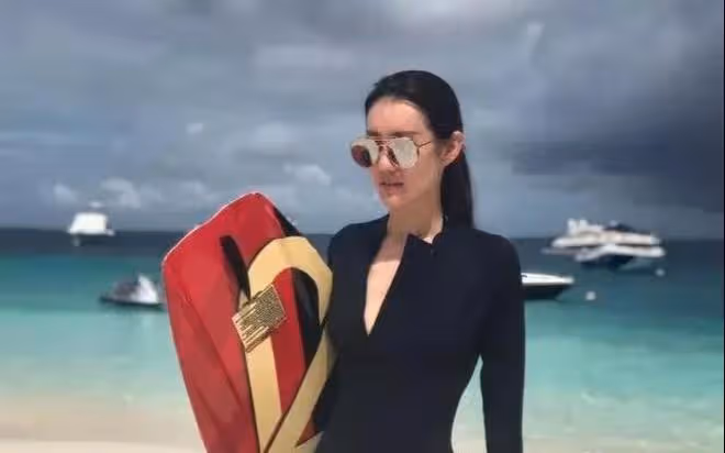 王寶強:和女友罕見同框,身高差距有點萌,就像帶小孩子散步一樣