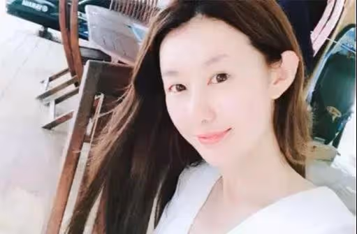 王寶強:和女友罕見同框,身高差距有點萌,就像帶小孩子散步一樣
