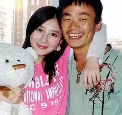 王寶強:和女友罕見同框,身高差距有點萌,就像帶小孩子散步一樣