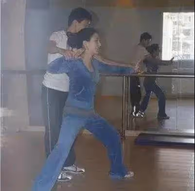 王寶強:和女友罕見同框,身高差距有點萌,就像帶小孩子散步一樣