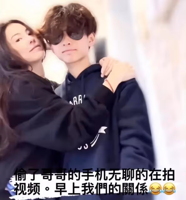 謝霆鋒的小兒子Quintus露面,和媽媽張柏芝拿Lucas手機玩自拍