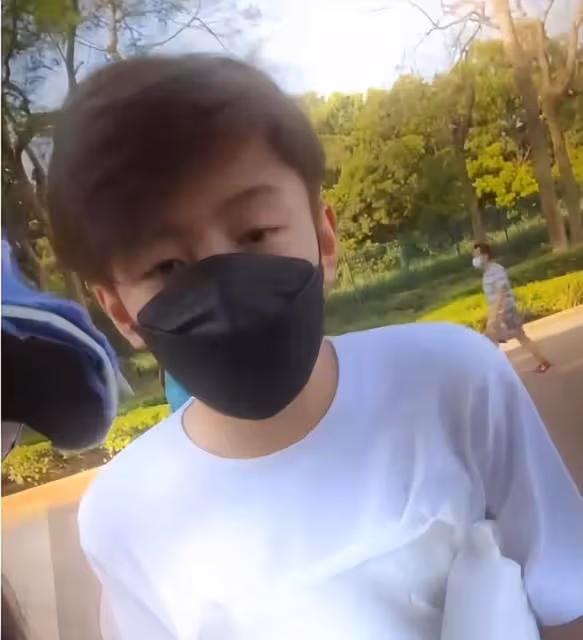 謝霆鋒的小兒子Quintus露面,和媽媽張柏芝拿Lucas手機玩自拍