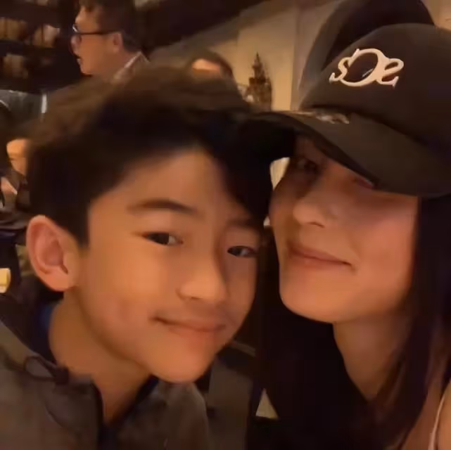 謝霆鋒的小兒子Quintus露面,和媽媽張柏芝拿Lucas手機玩自拍