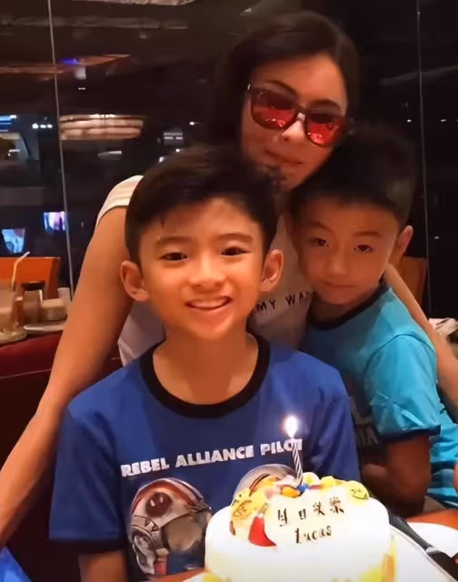 謝霆鋒的小兒子Quintus露面,和媽媽張柏芝拿Lucas手機玩自拍