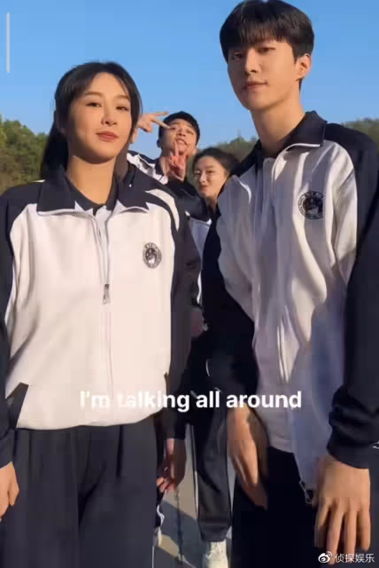 楊紫范丞丞穿校服跳舞,相差八歲CP感超足,小猴紫狀態像高中生