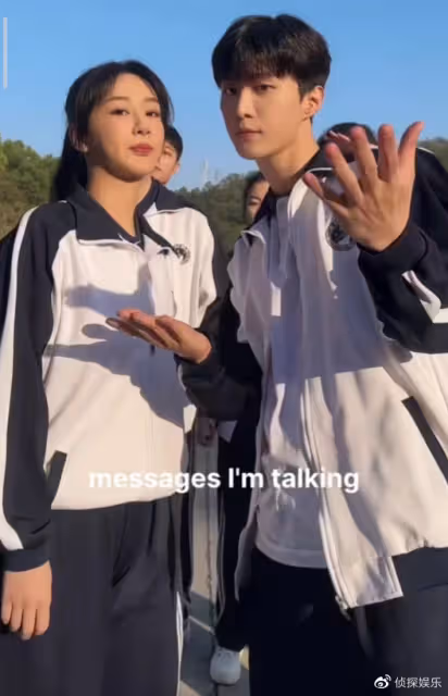 楊紫范丞丞穿校服跳舞,相差八歲CP感超足,小猴紫狀態像高中生