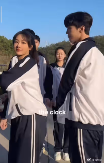 楊紫范丞丞穿校服跳舞,相差八歲CP感超足,小猴紫狀態像高中生