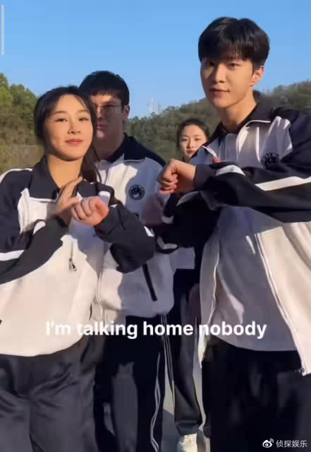 楊紫范丞丞穿校服跳舞,相差八歲CP感超足,小猴紫狀態像高中生