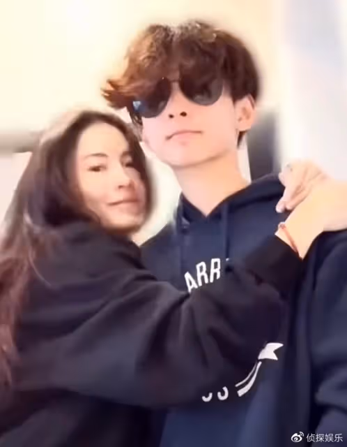 張柏芝與次子同框像姐弟,13歲小Q黑超遮面,比爸爸謝霆鋒還帥