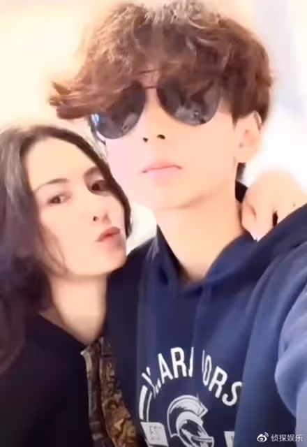 張柏芝與次子同框像姐弟,13歲小Q黑超遮面,比爸爸謝霆鋒還帥