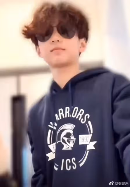張柏芝與次子同框像姐弟,13歲小Q黑超遮面,比爸爸謝霆鋒還帥