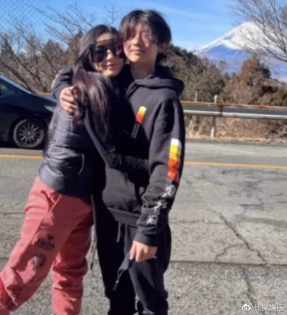 張柏芝與次子同框像姐弟,13歲小Q黑超遮面,比爸爸謝霆鋒還帥