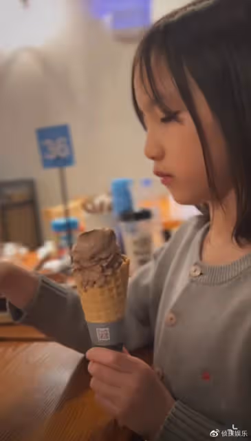 孫莉曬一家五口幸福日常,多多淑女弟弟鬼馬,多妹濃妝卷髮超個性