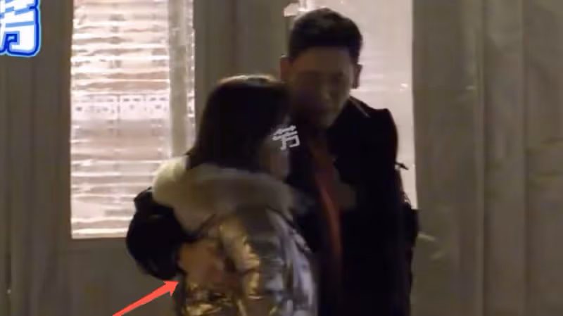 秋瓷炫回中國隨丈夫聚餐，於曉光摟著異性熱聊，秋瓷炫滿臉不悅