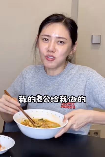 秋瓷炫回中國隨丈夫聚餐,於曉光摟著異性熱聊,秋瓷炫滿臉不悅