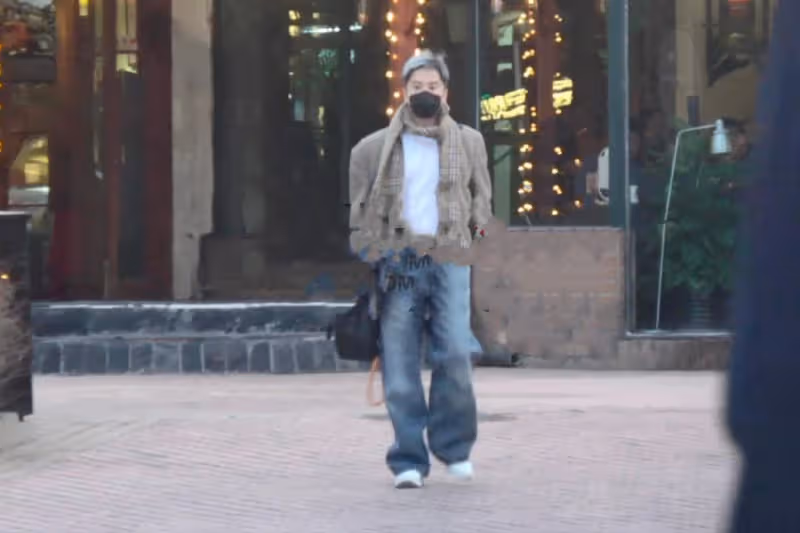 53歌手毛寧罕現身,漂染頭髮駕豪車生活愜意,曾因吸毒自毀前程
