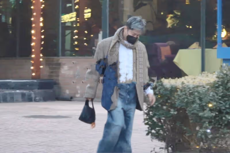 53歌手毛寧罕現身,漂染頭髮駕豪車生活愜意,曾因吸毒自毀前程