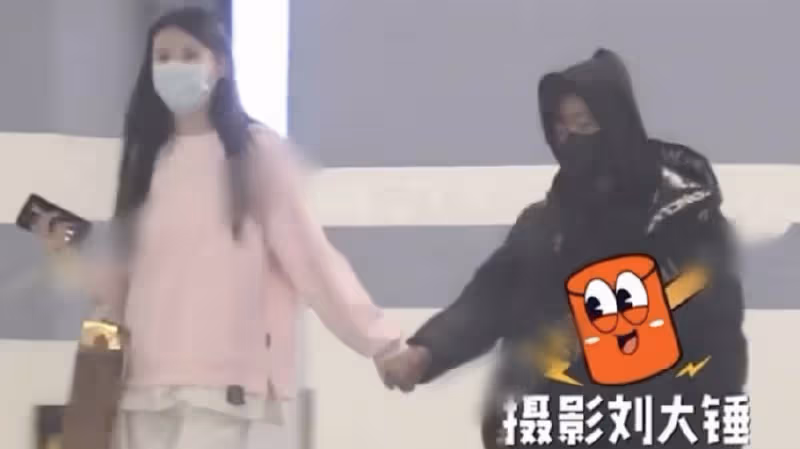 王寶強被女友拉著出門，垂頭喪氣最萌身高差搶鏡，被調侃像媽媽帶小孩