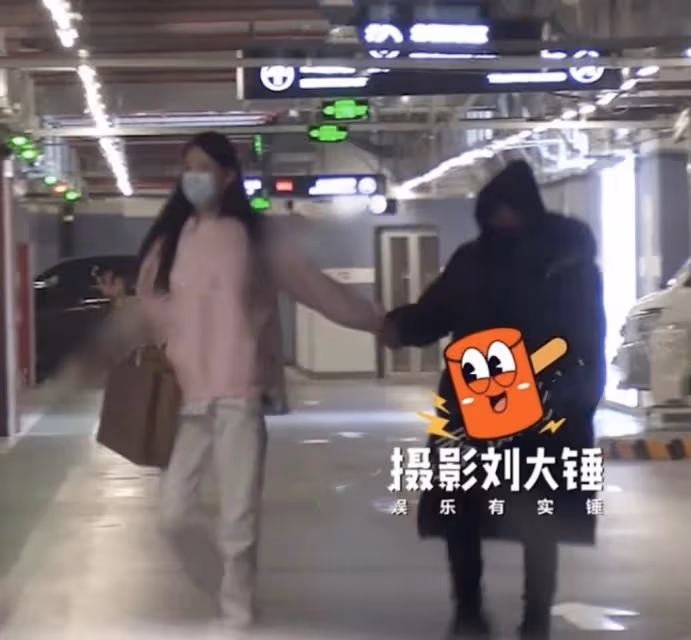 王寶強被女友拉著出門,垂頭喪氣最萌身高差搶鏡,被調侃像媽媽帶小孩