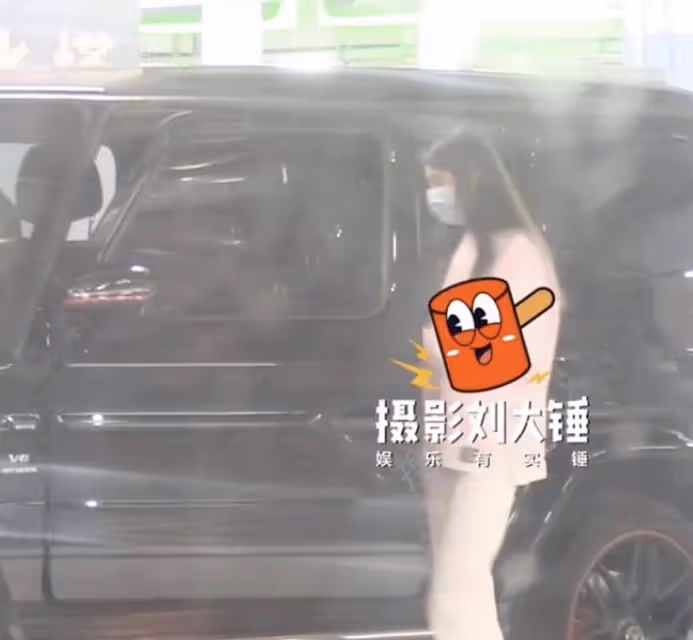 王寶強被女友拉著出門,垂頭喪氣最萌身高差搶鏡,被調侃像媽媽帶小孩